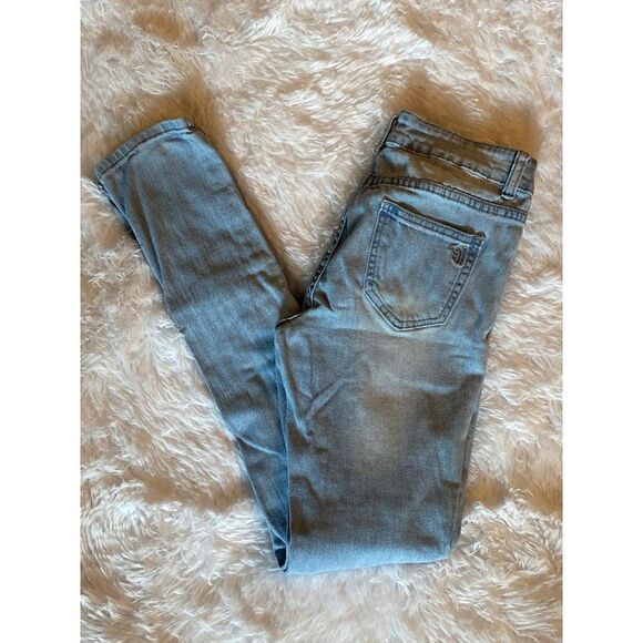 VIP SZ 1/2 Woman’s Jr Light Wash Factory Faded & Distressed Stylish Denim Jeans - Picture 8 of 9
